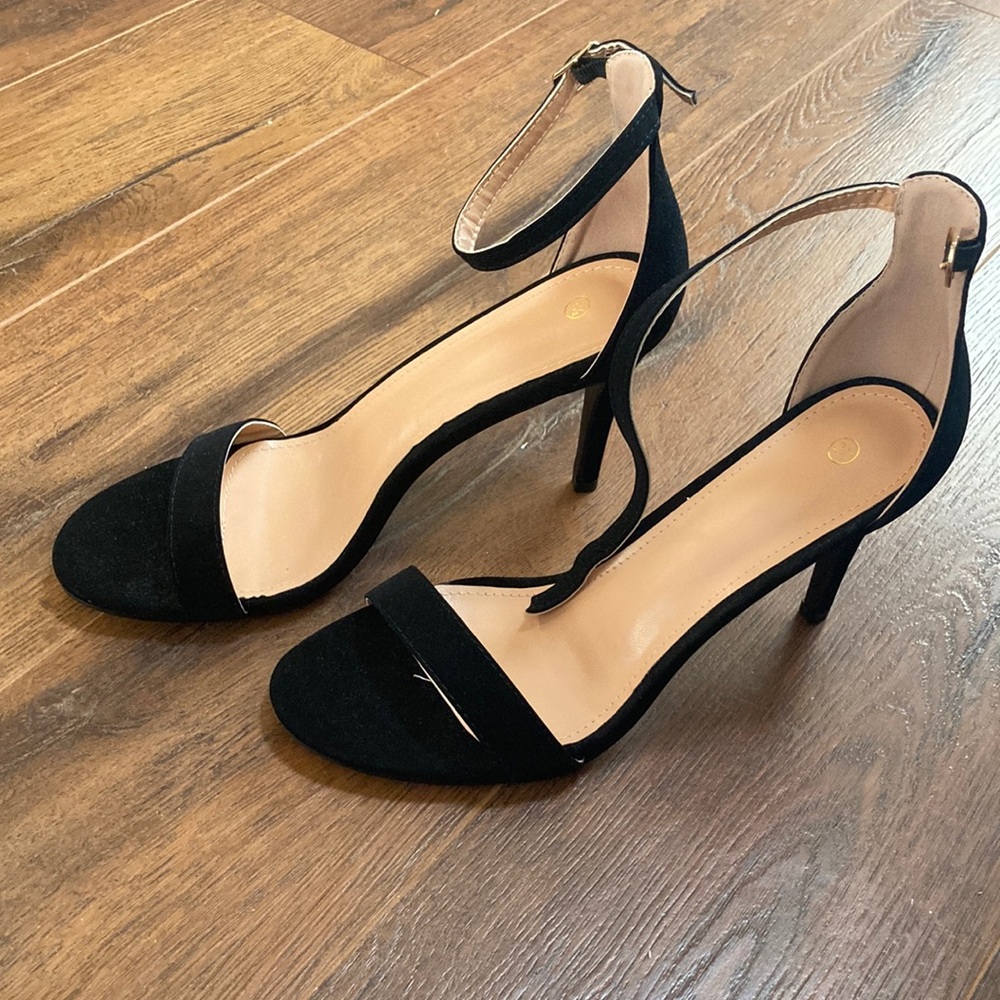 NWOT black strappy heels size 8.5